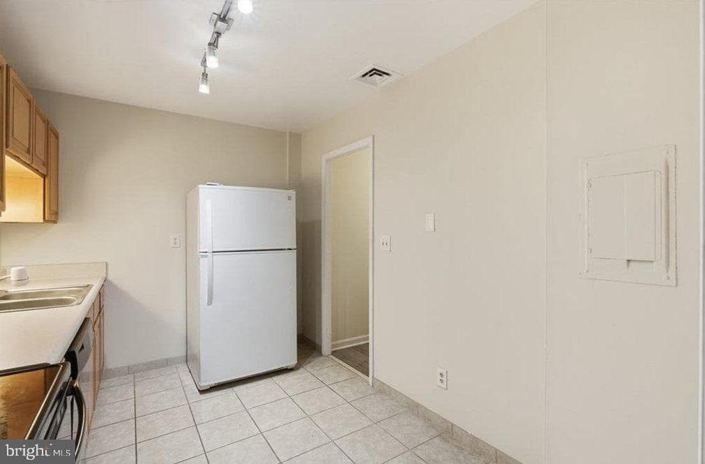 1024 Gates Avenue photo 15