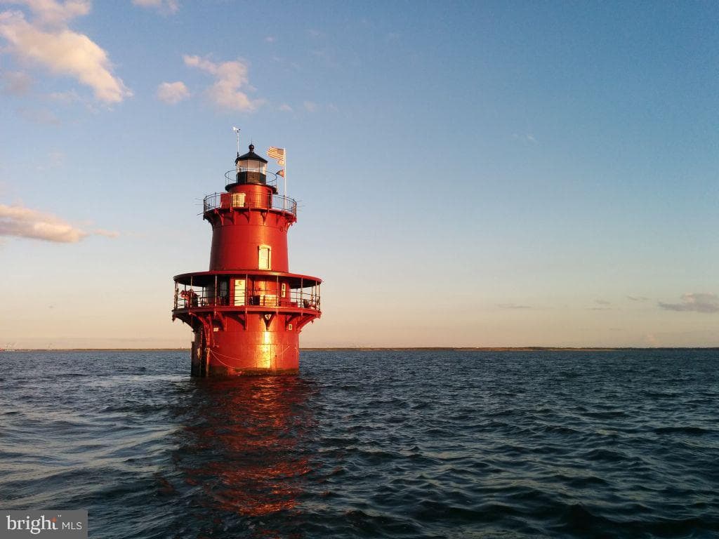 Middle Ground Lighthouse photo 1