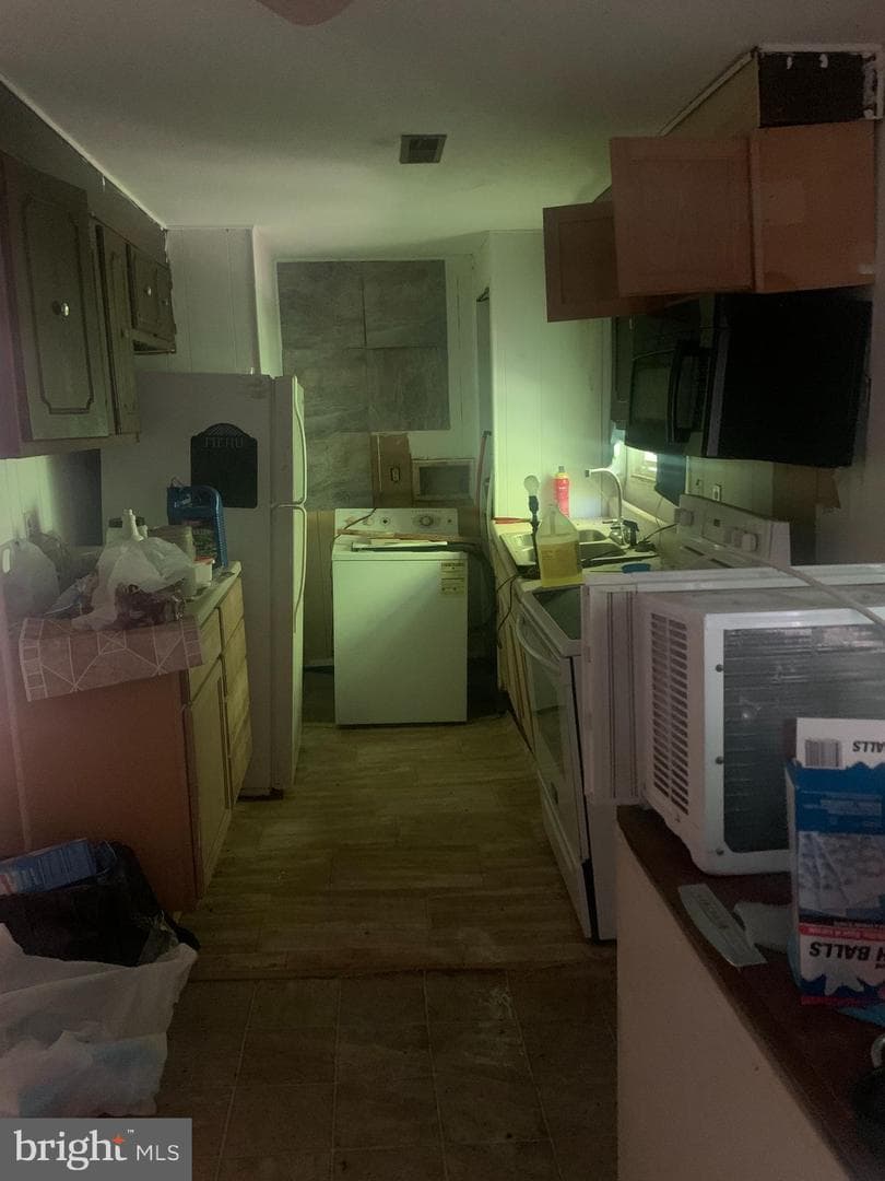 931 Light St photo 11