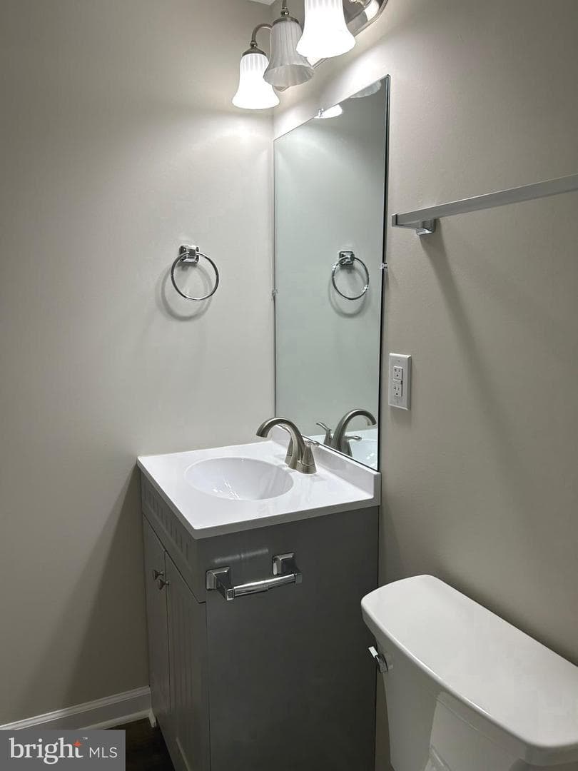 931 Light St photo 10