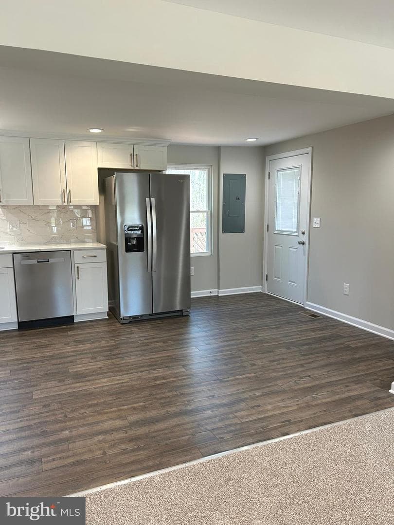 931 Light St photo 6