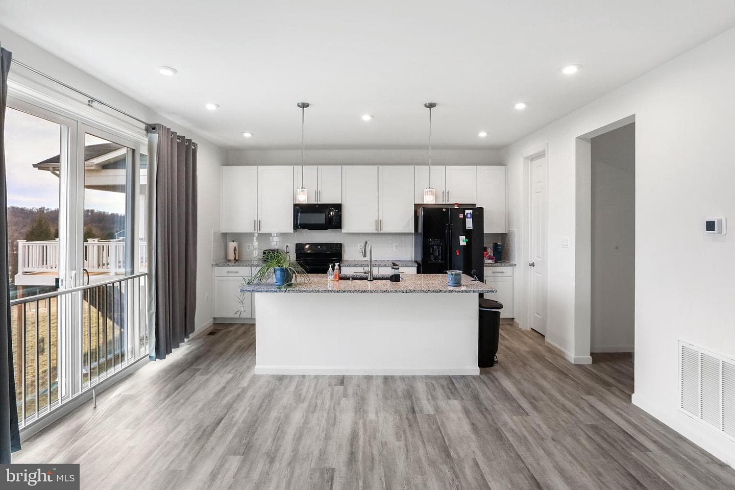 736 Round Hill Drive photo 4