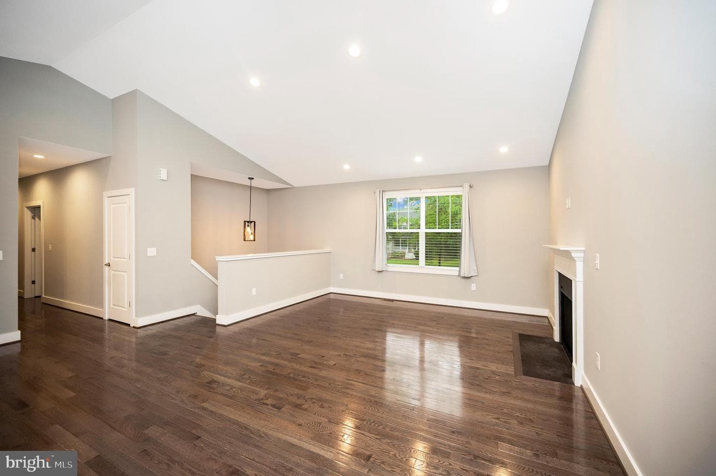 706 Lakeview Parkway photo 3