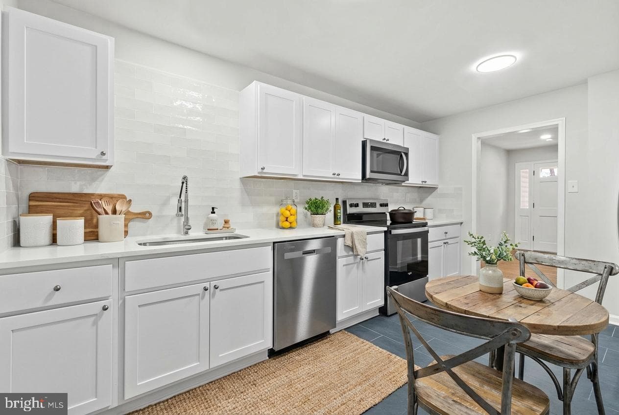 10316 Meadows Road photo 4