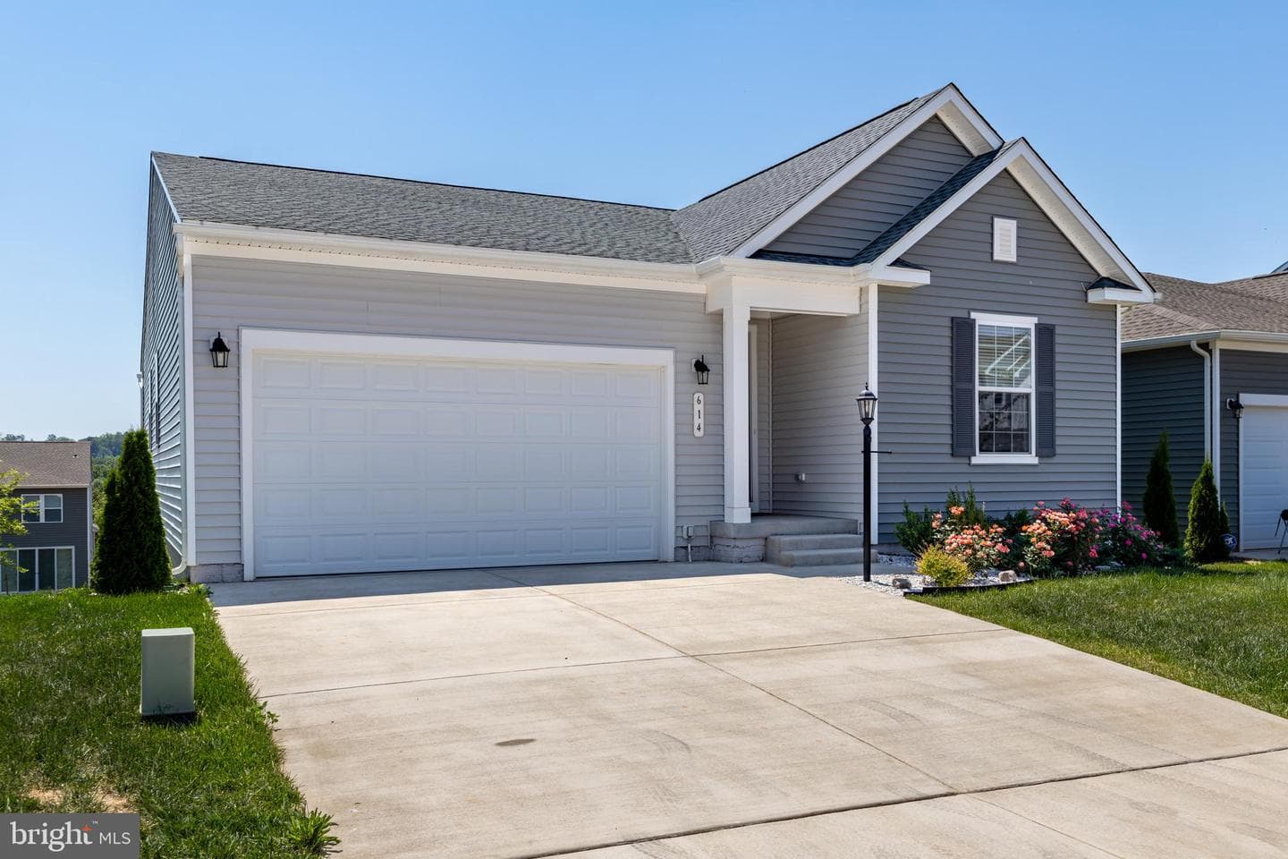 614 Clover Ln photo 2