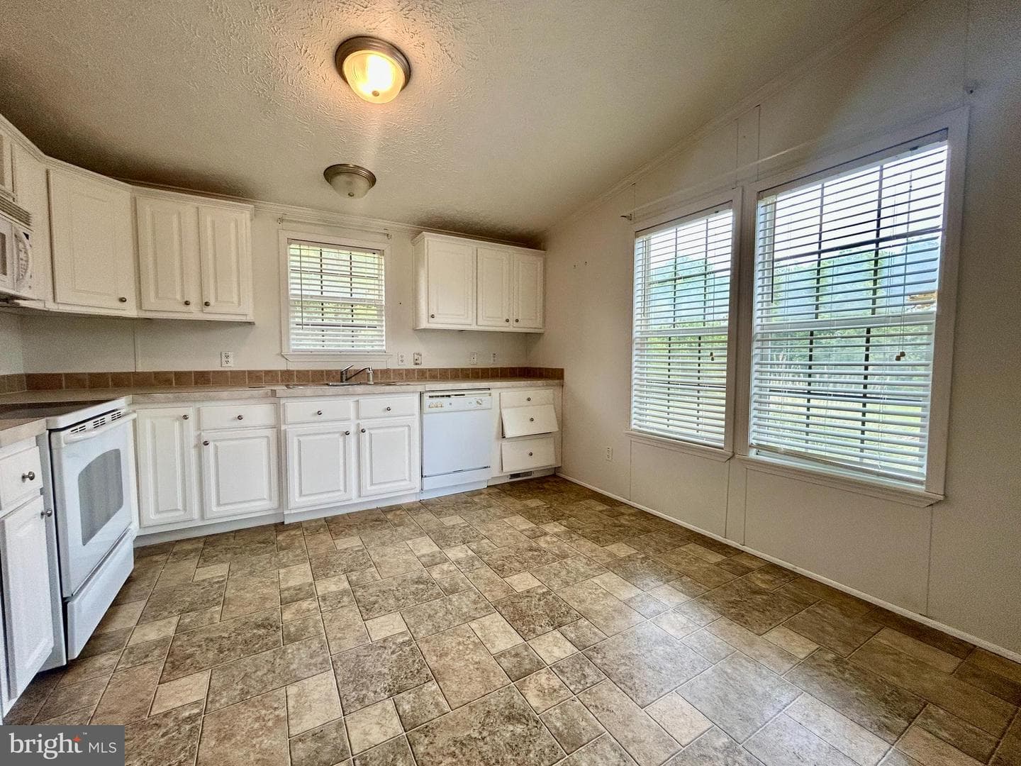23221 Independence Road photo 10