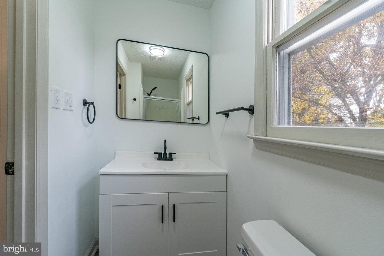 152 Edwin Drive photo 25
