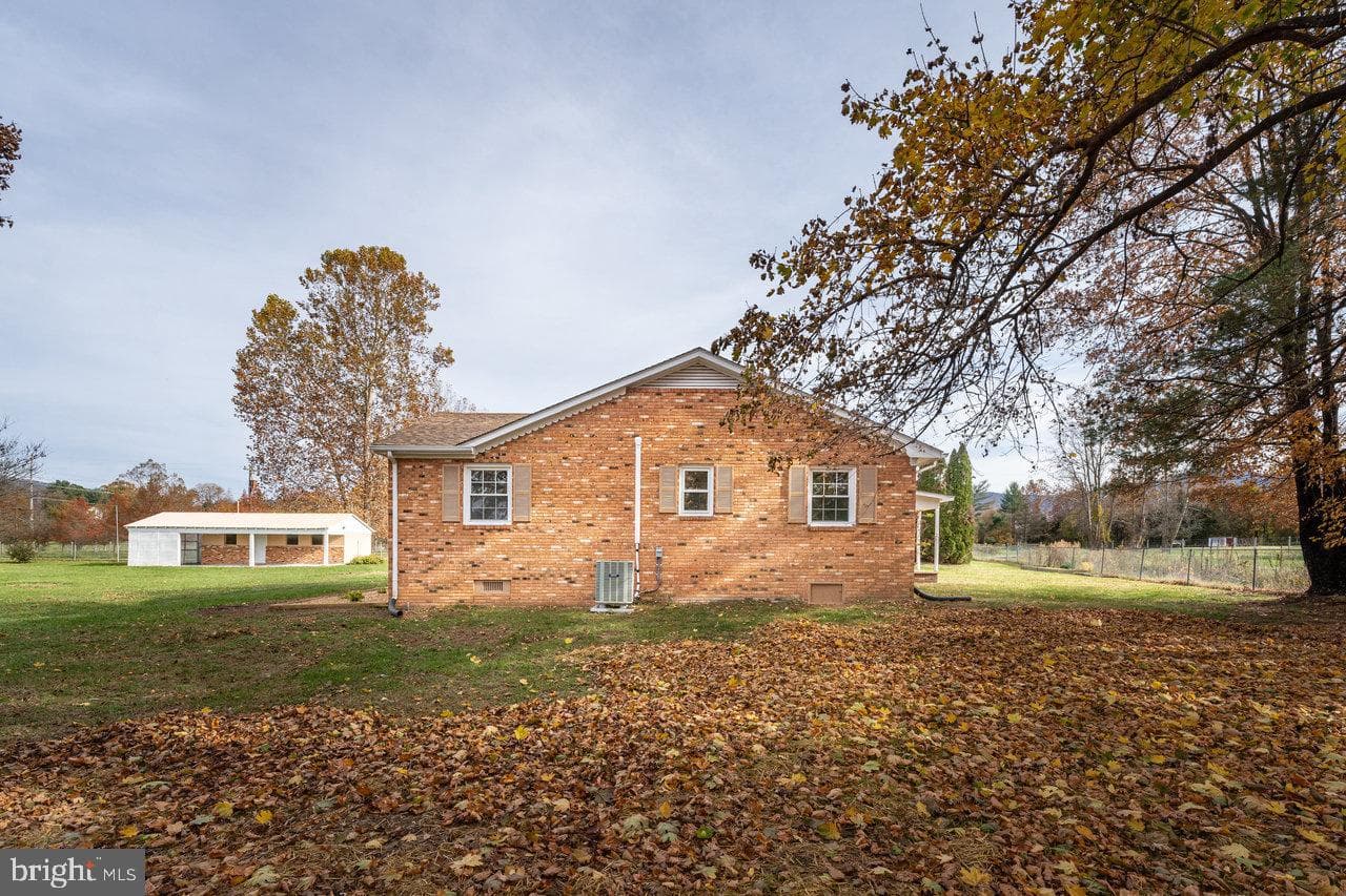 152 Edwin Drive photo 37