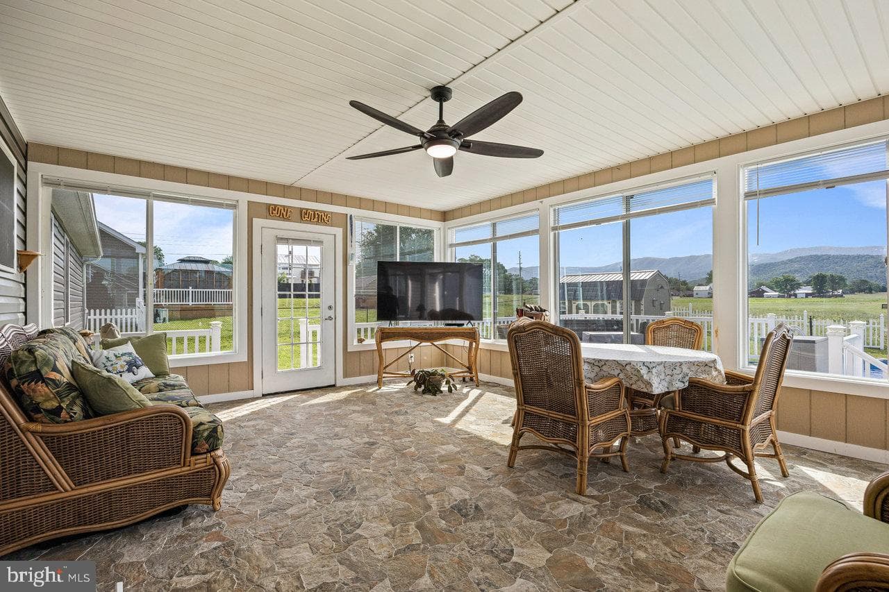 53 Arthur Lane photo 29