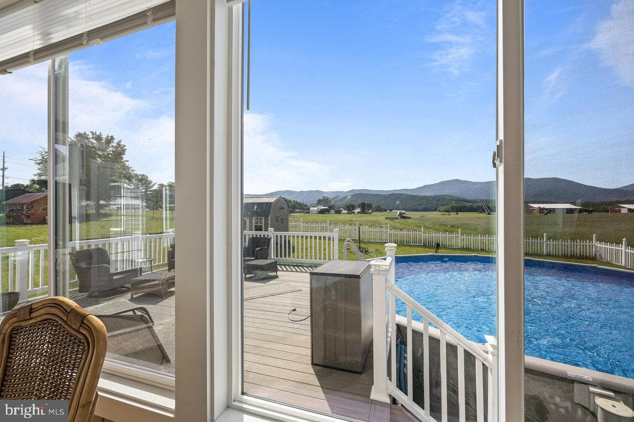 53 Arthur Lane photo 32