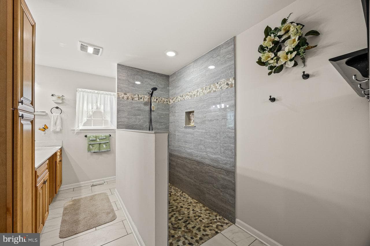 53 Arthur Lane photo 39