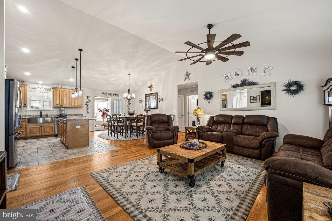 53 Arthur Lane photo 4