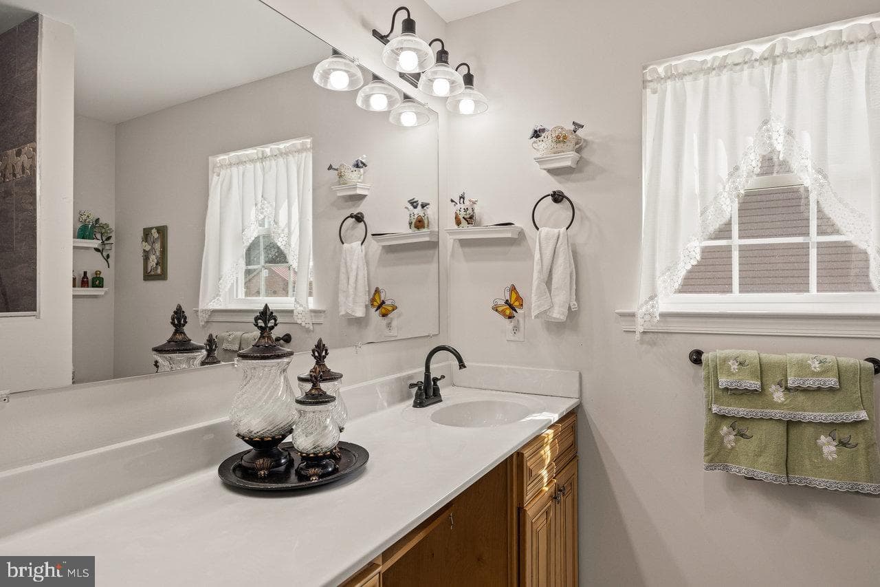 53 Arthur Lane photo 40