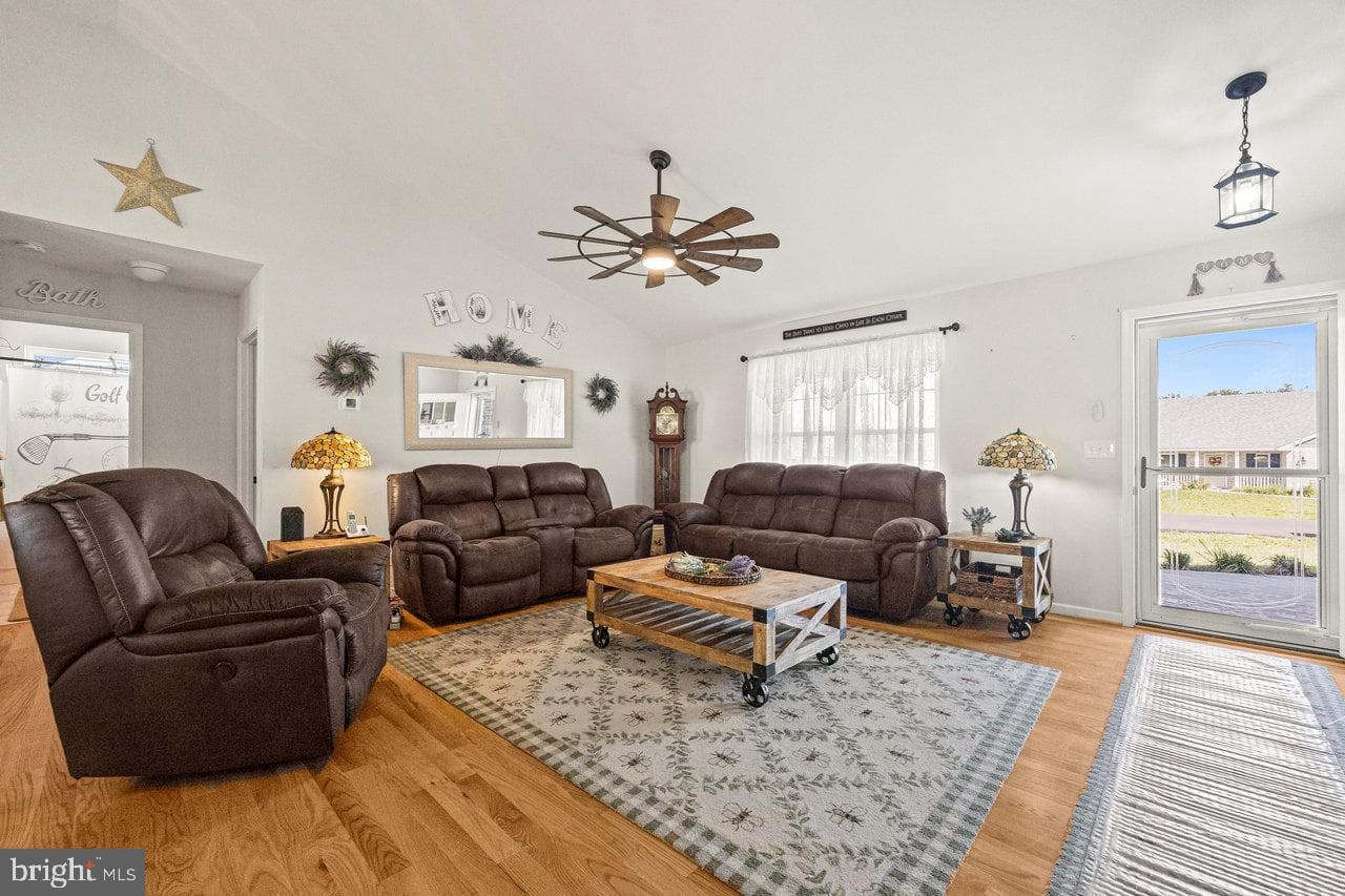 53 Arthur Lane photo 6