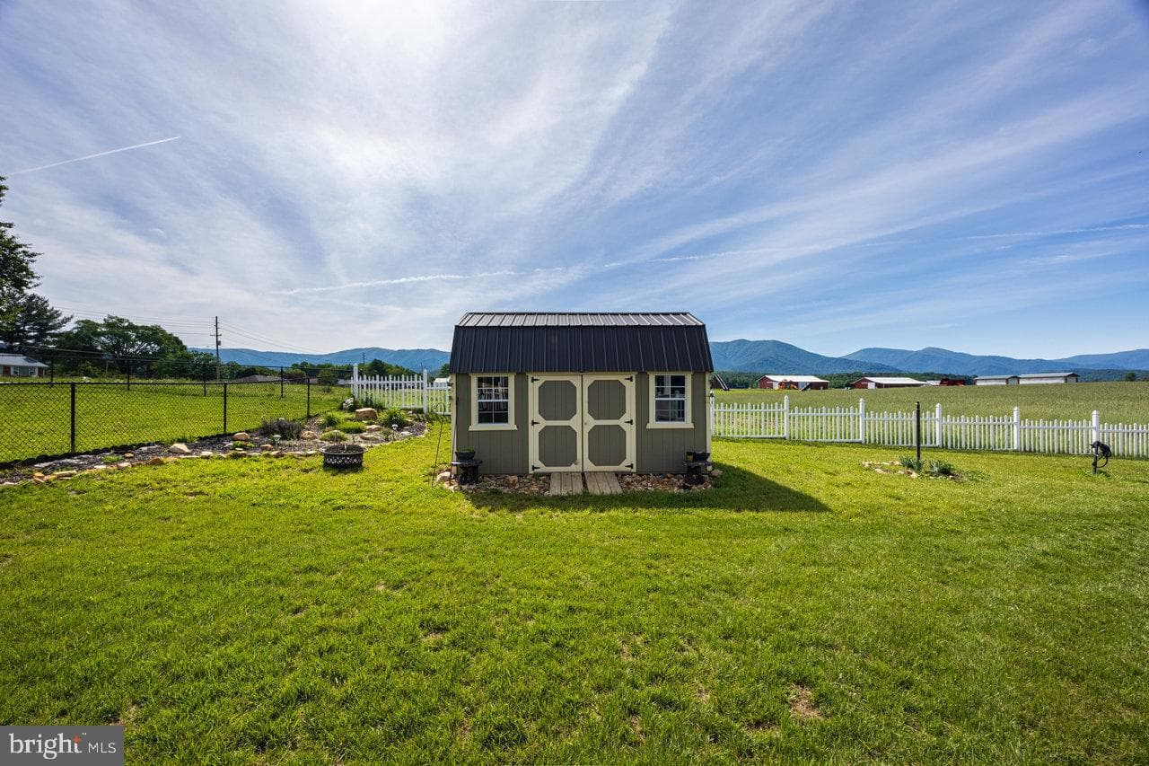 53 Arthur Lane photo 61