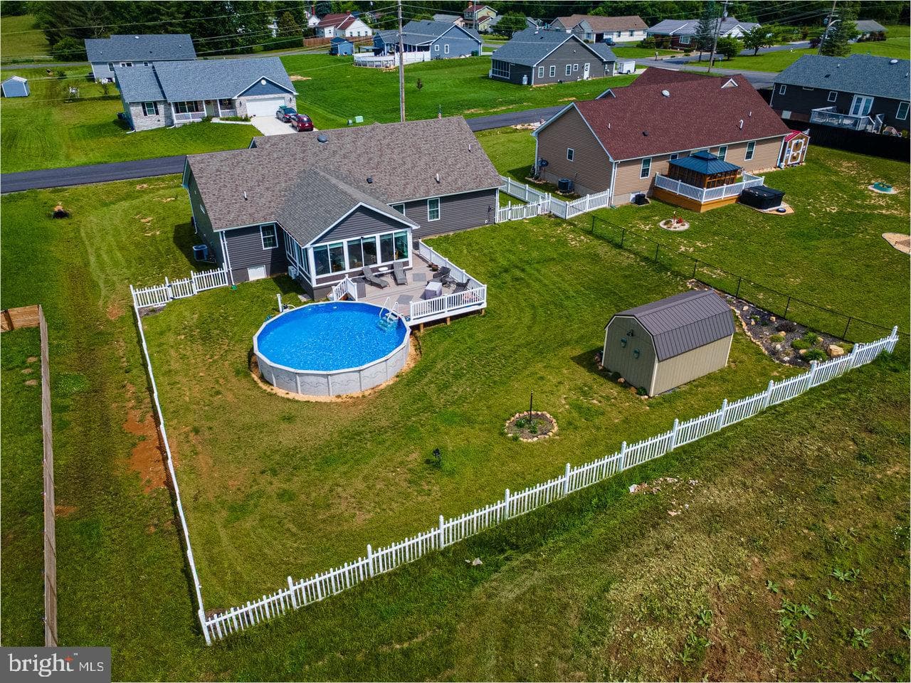 53 Arthur Lane photo 77
