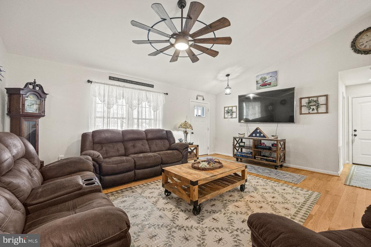53 Arthur Lane photo 8