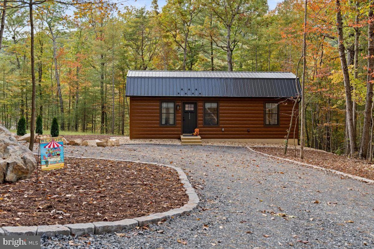 120 Catalpa Court photo 1