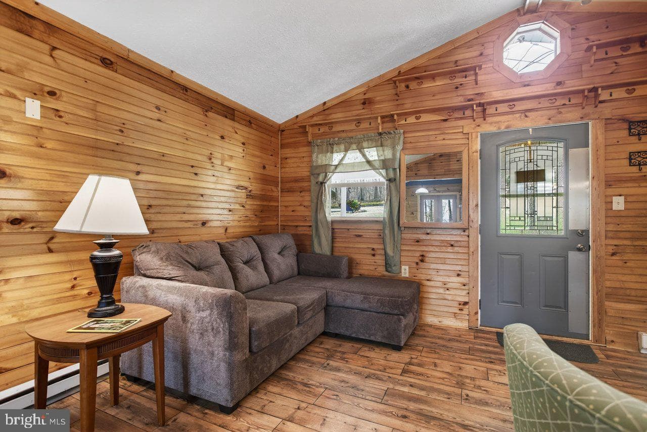 160 Gale Lane photo 3
