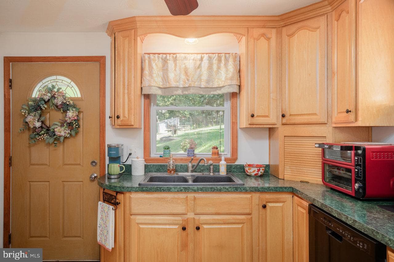 279 Helms Road photo 16