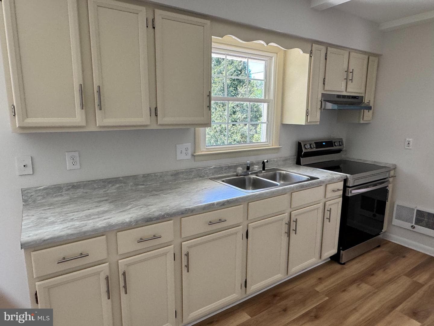 2 Springcrest Drive photo 9