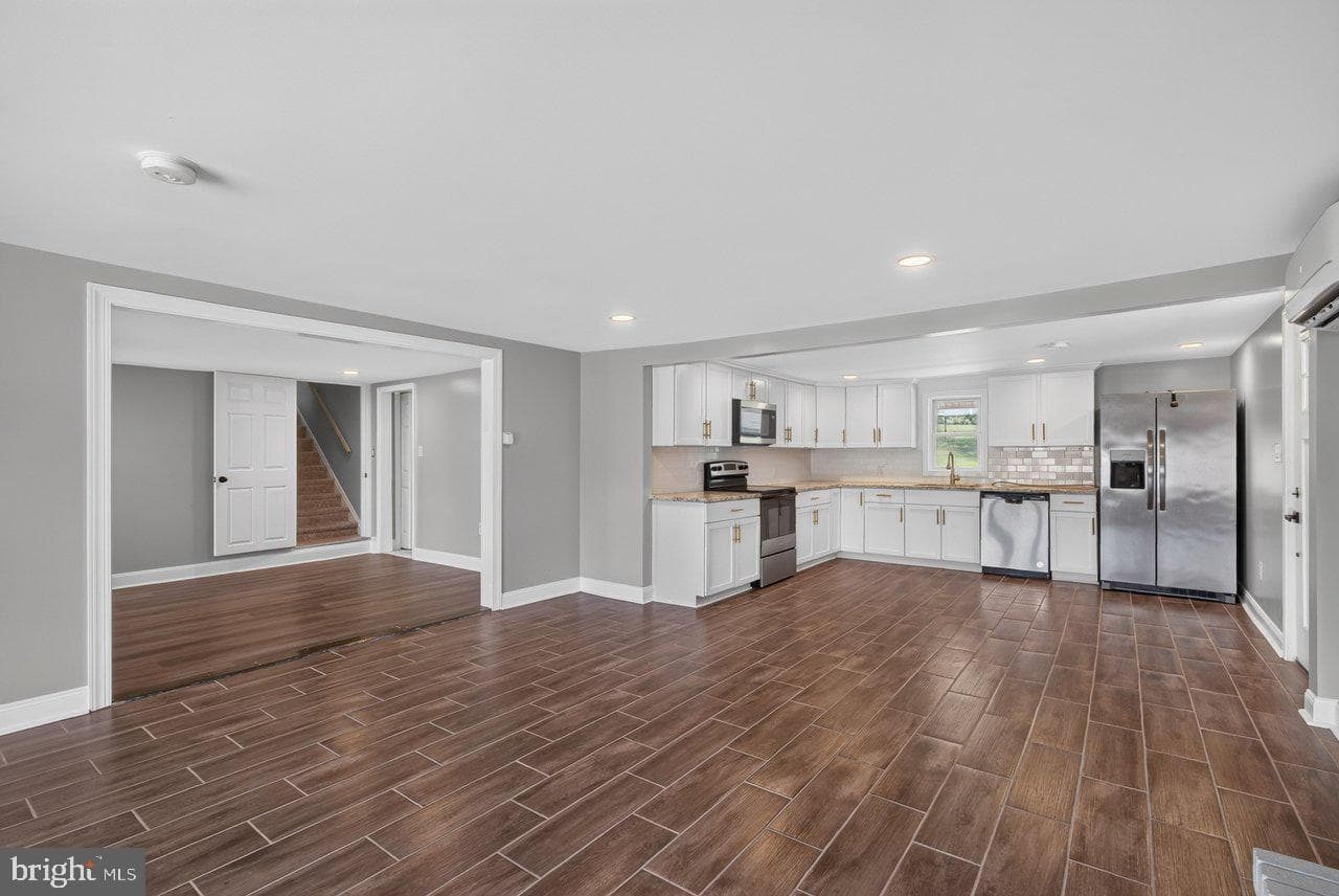 577 Pond Avenue photo 10