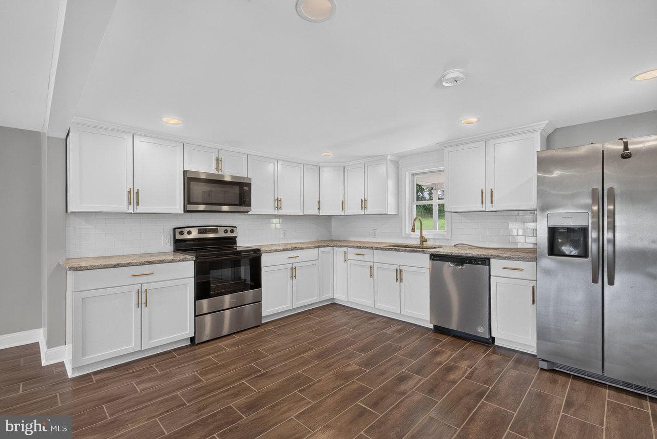 577 Pond Avenue photo 14