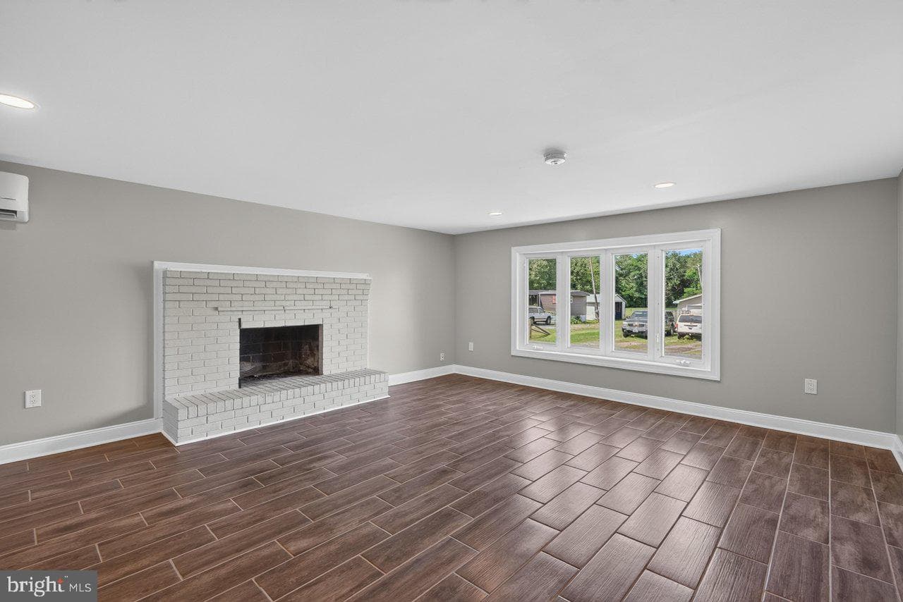 577 Pond Avenue photo 21