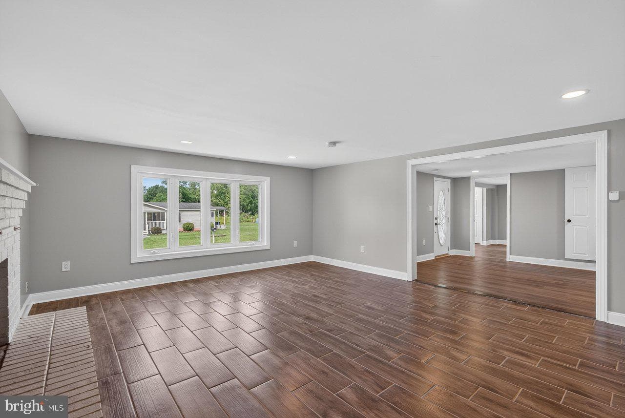 577 Pond Avenue photo 22