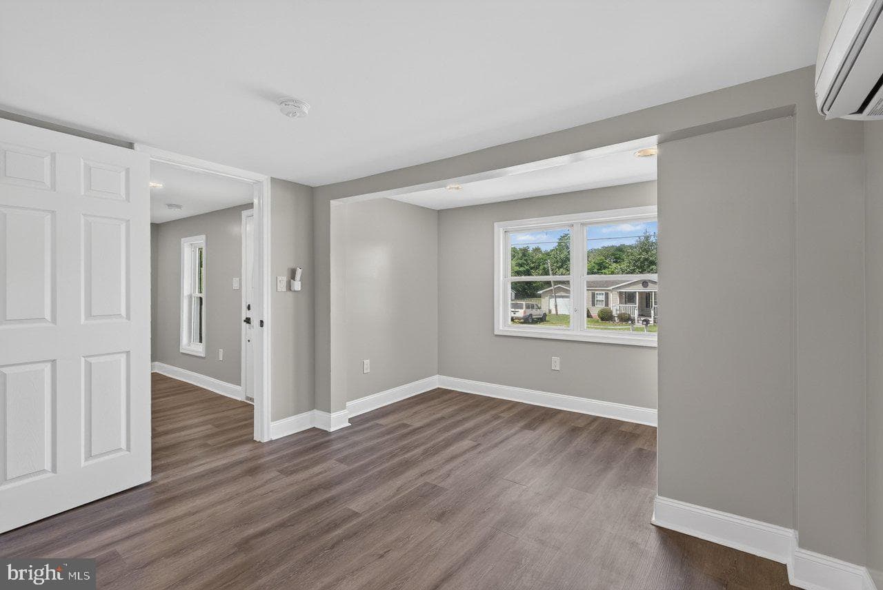 577 Pond Avenue photo 23