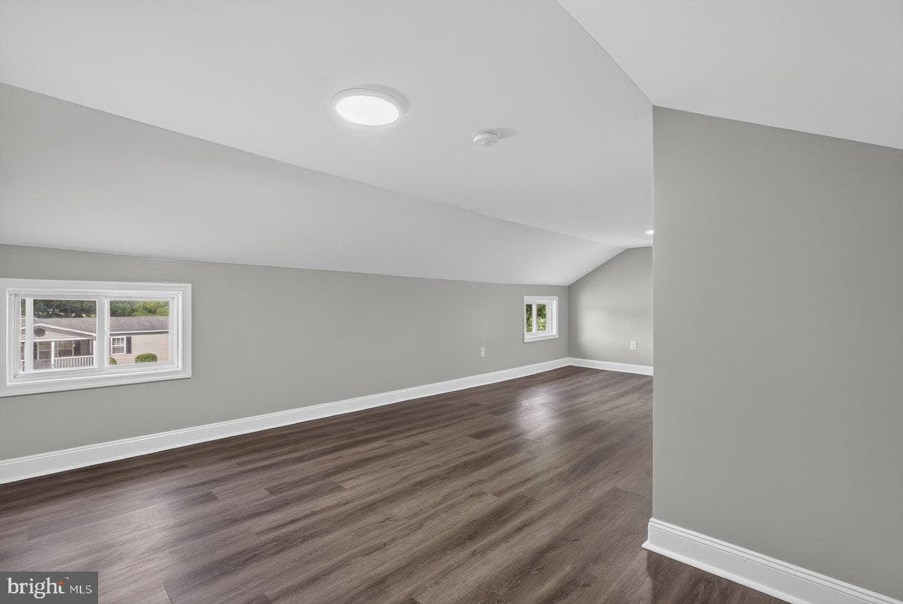 577 Pond Avenue photo 38