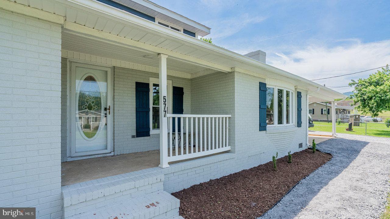 577 Pond Avenue photo 4