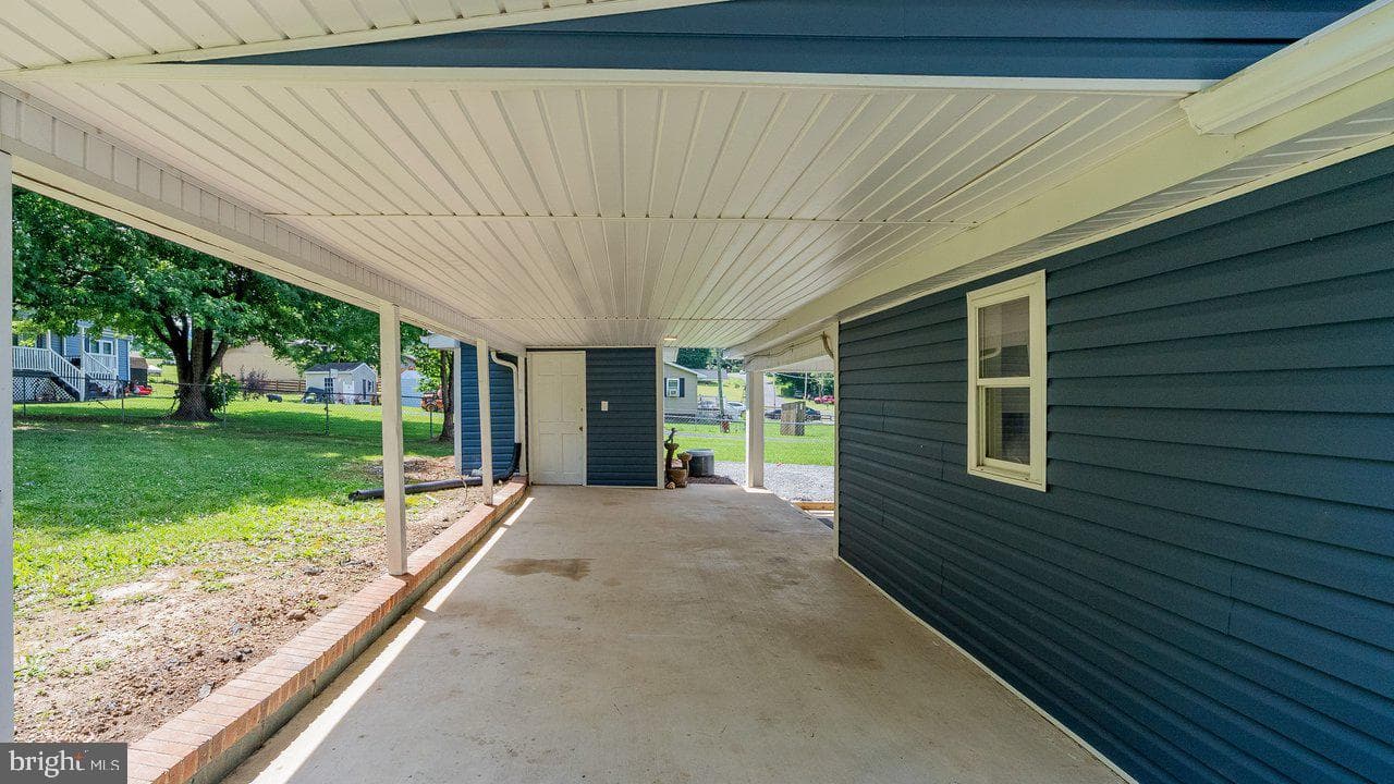 577 Pond Avenue photo 43
