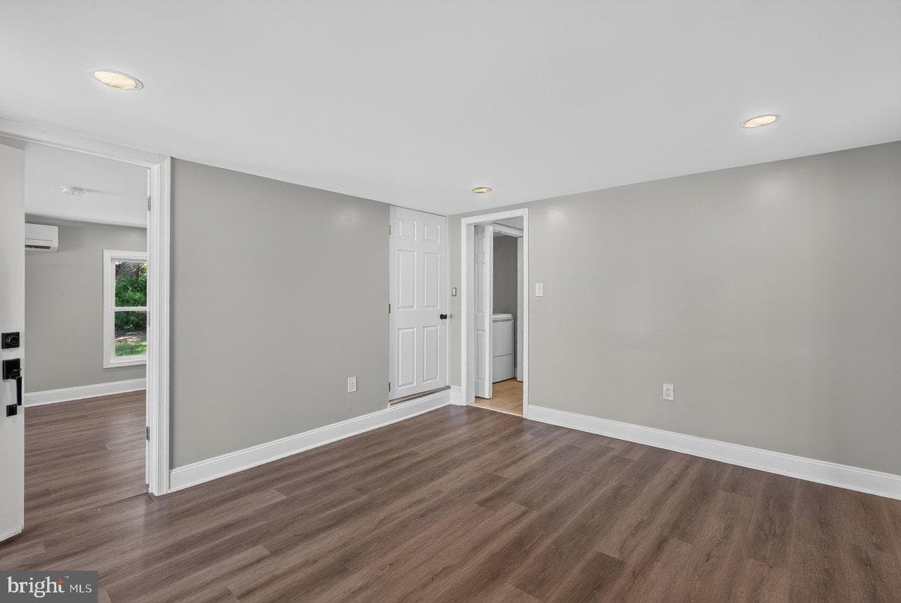 577 Pond Avenue photo 6