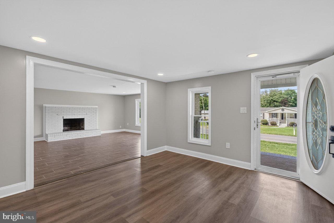 577 Pond Avenue photo 8
