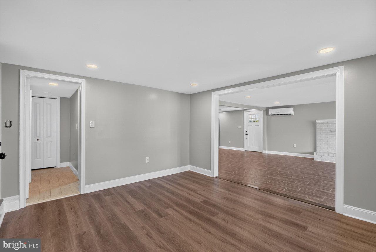 577 Pond Avenue photo 9