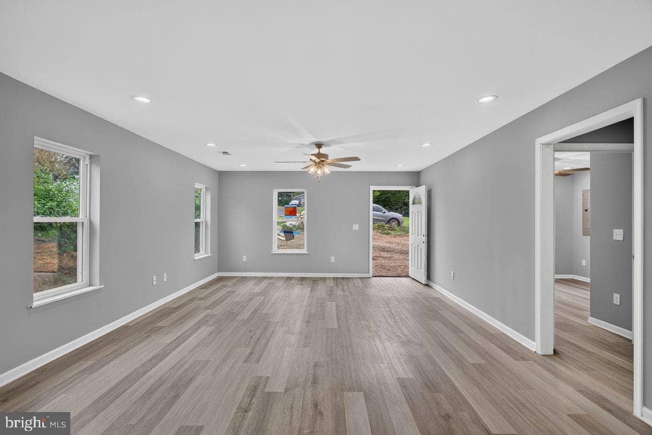 395 Trenton Ave photo 5