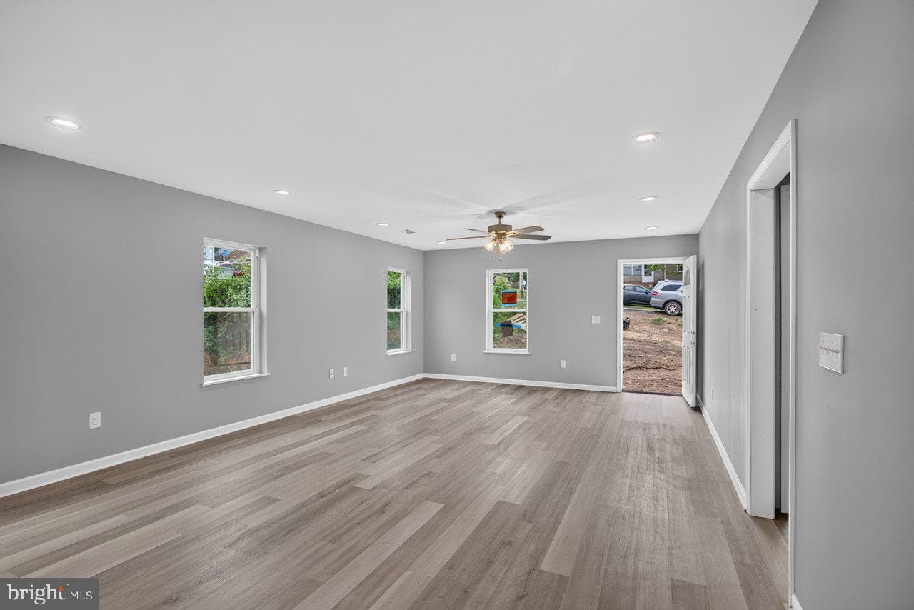 395 Trenton Ave photo 6