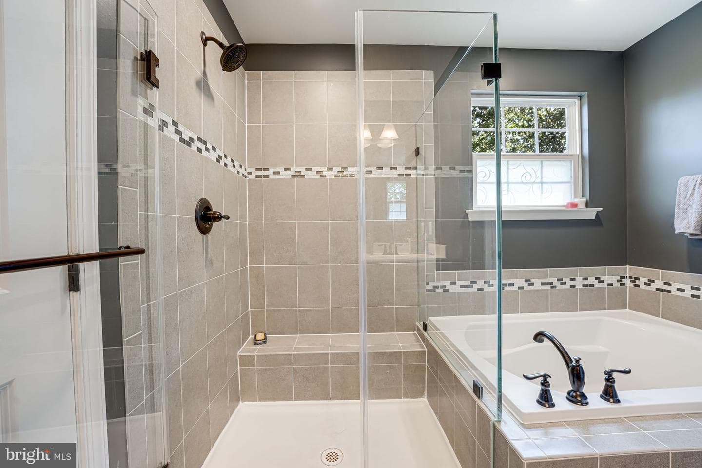12921 Hoadly Manor Drive photo 4