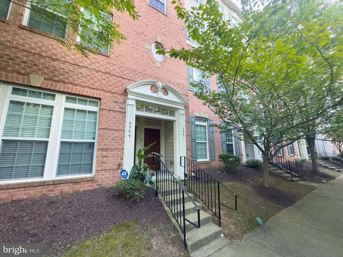2591 Eastbourne Drive photo 2