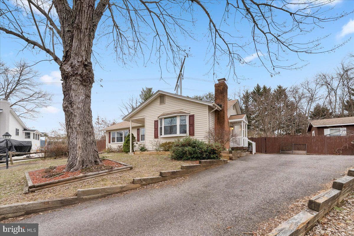 2402 Sagamore Court photo 2