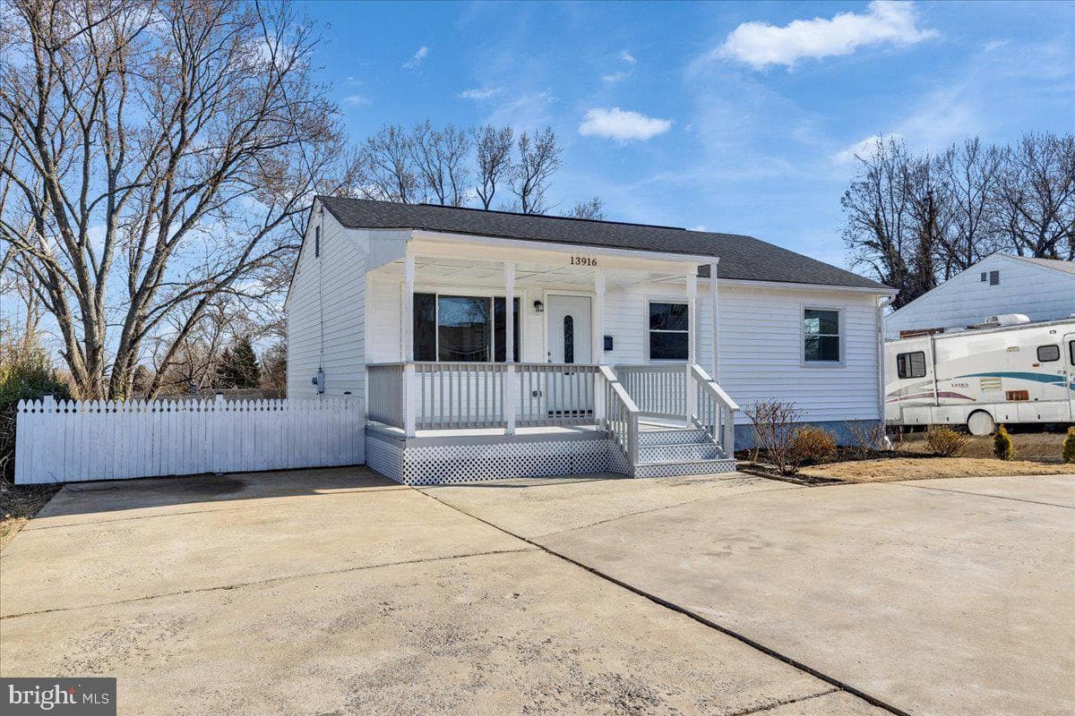 13916 Mathews Drive photo 3