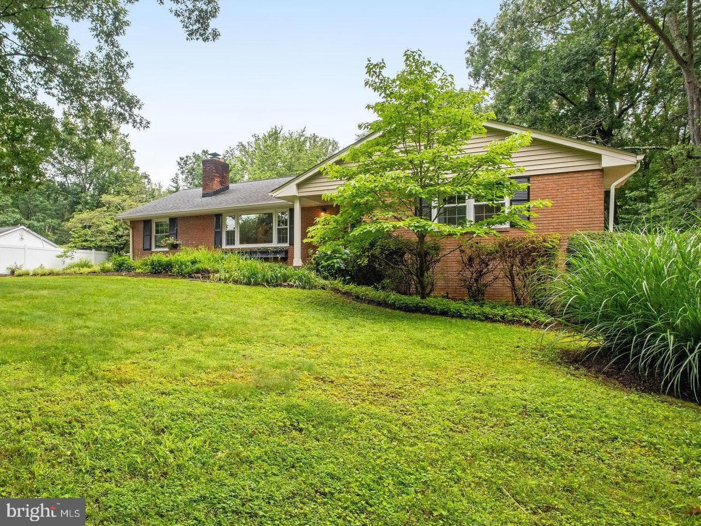10704 Montgomery Drive photo 2