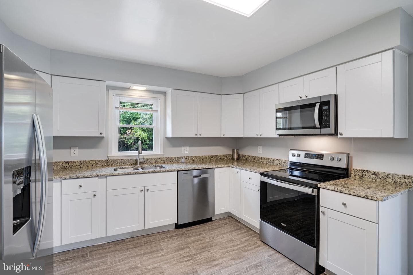 1102 Burton Street photo 20