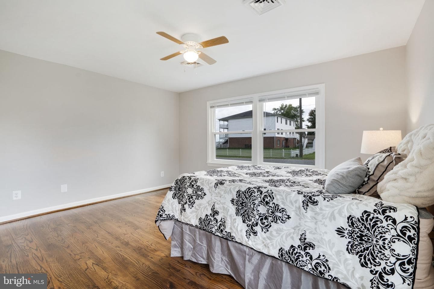 1102 Burton Street photo 31