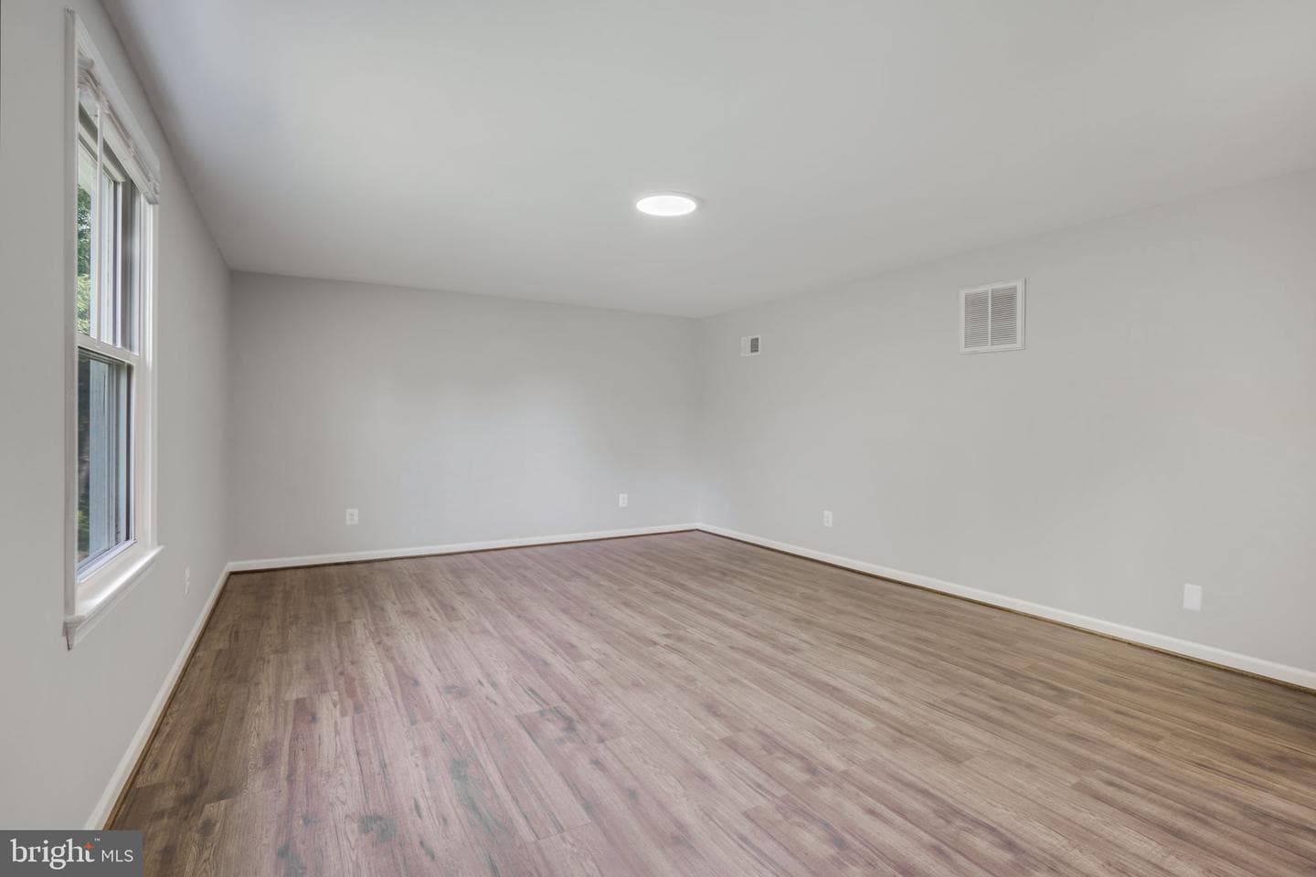 1102 Burton Street photo 48