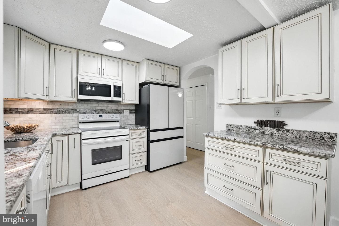 2527 Tabor Court photo 3