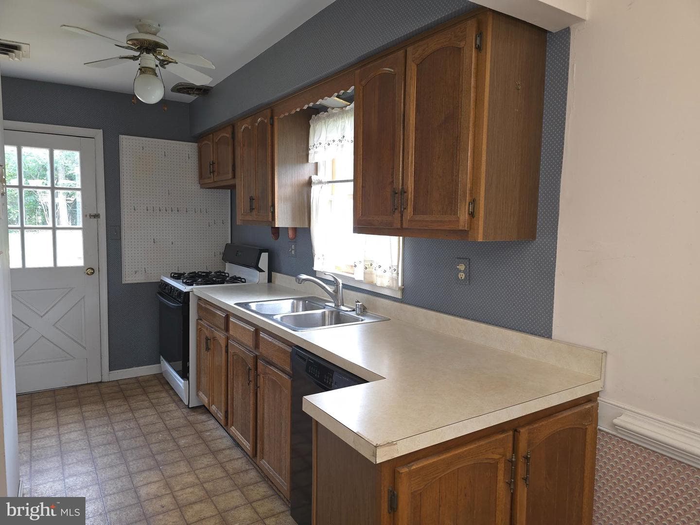 9405 Blackstone Road photo 5