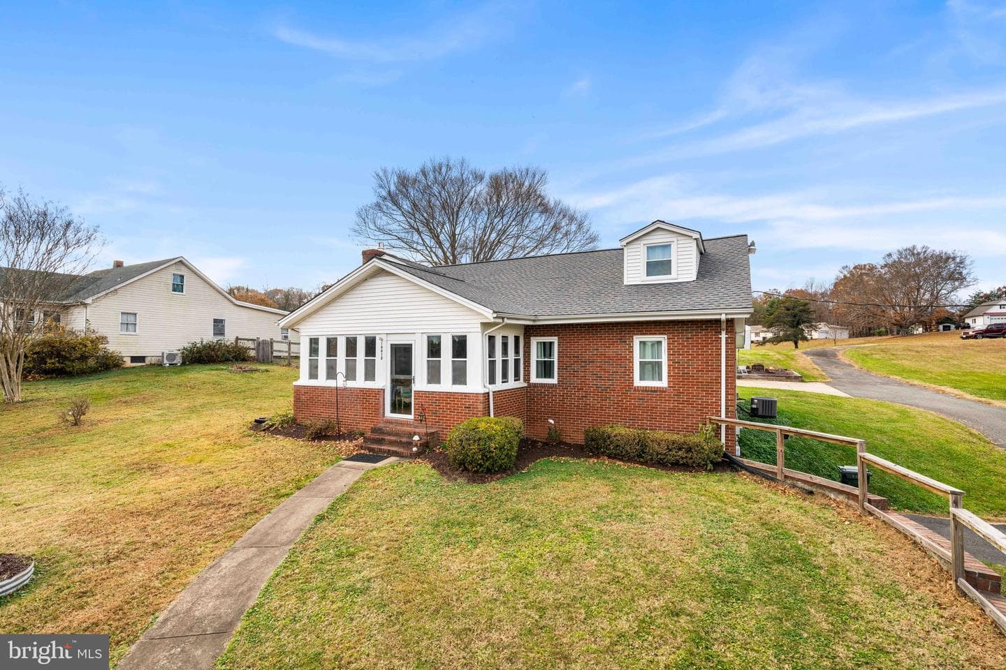 10012 Ellis Road photo 2