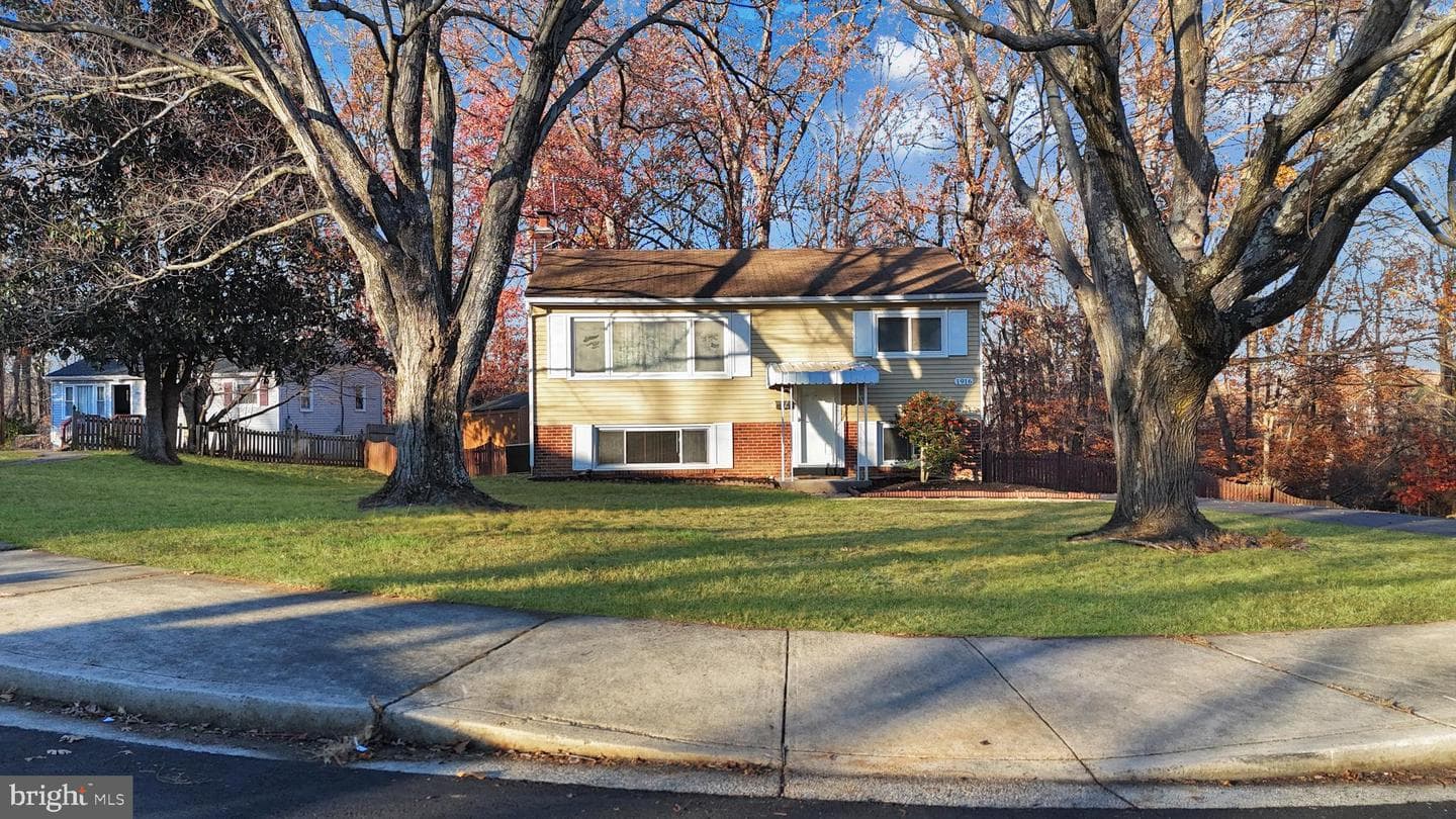 1916 Willow Lane photo 3